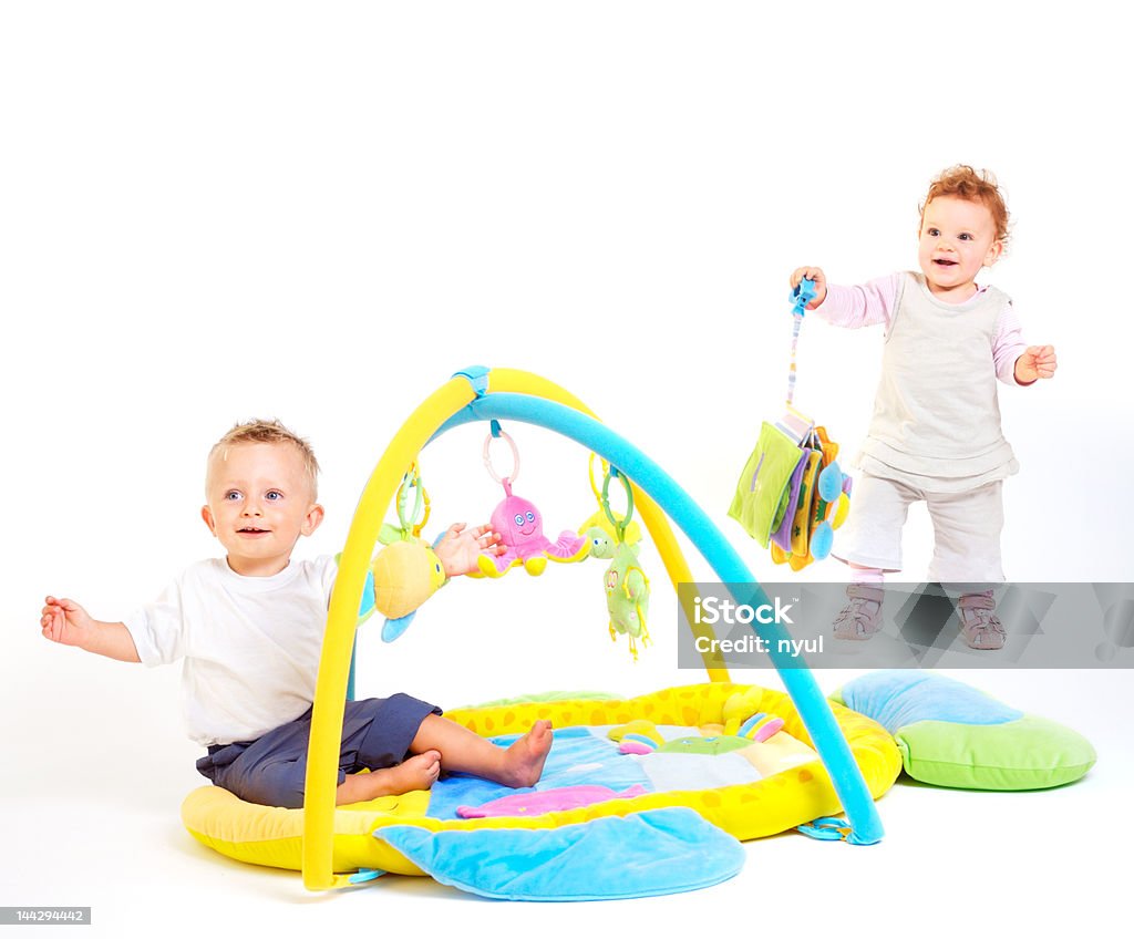 Los niños juegan con juguetes - Foto de stock de Gimnasio de bebé libre de derechos