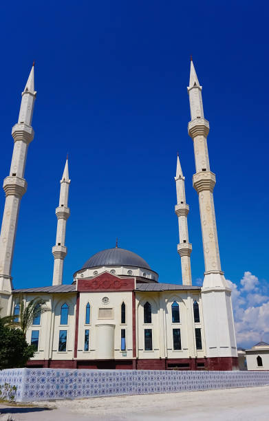 мечеть на фоне голубого неба, турция - god column dome mountain стоковые фото и изображения