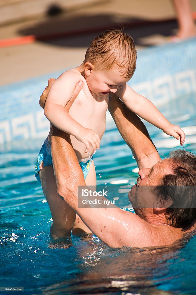 Abuelo nadar con nieto - Foto de stock de Abuelo libre de derechos