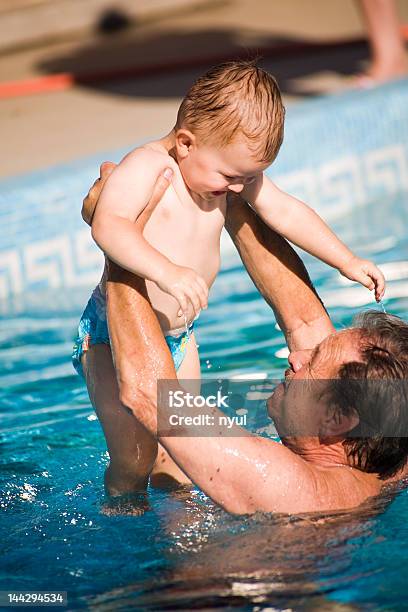 Avô Com Seu Neto Natação - Fotografias de stock e mais imagens de Avô - Avô, Bebé, Nadar