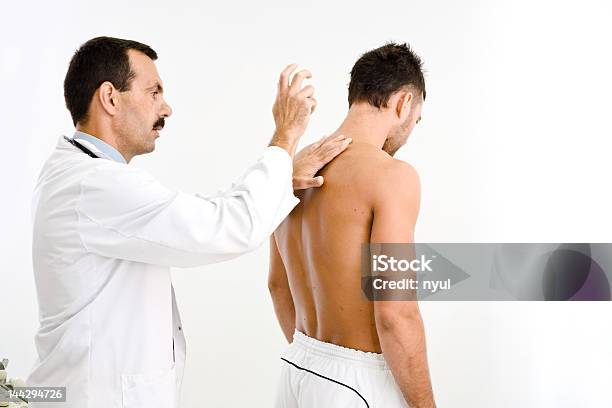 Médico E Doente - Fotografias de stock e mais imagens de Bater à Porta - Bater à Porta, Vista Traseira, 20-29 Anos