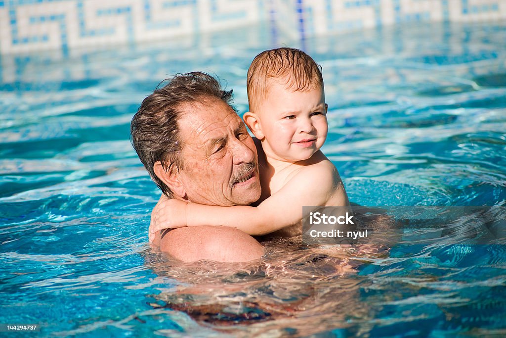 Abuelo nadar con nieto - Foto de stock de Bebé libre de derechos