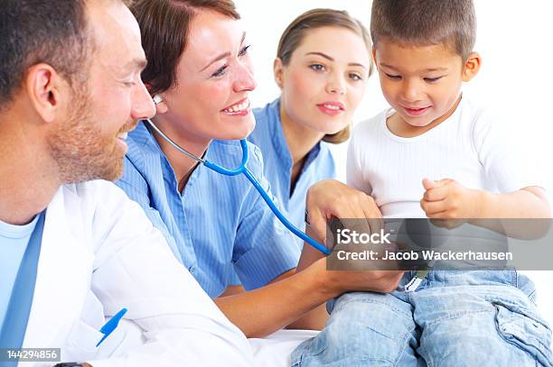 Мальчик Рассматривается Медицинской Команды — стоковые фотографии и другие картинки Врач - Врач, Ребёнок, Средний медицинский персонал