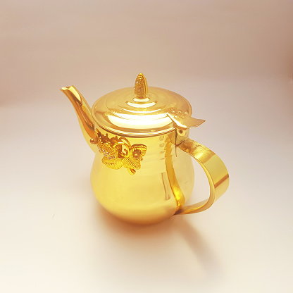 Classic teapot, full gold color, perfect for teapots in entertaining guests or celebrations