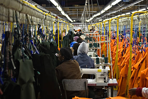 industrial máquina de coser - garment factory fotografías e imágenes de stock