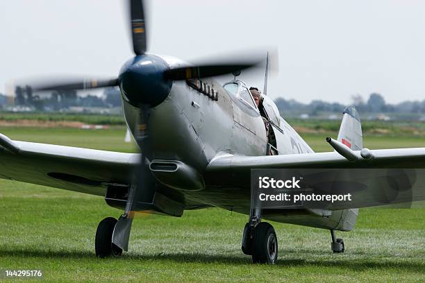 Supermarine Spitfire Foto de stock y más banco de imágenes de R.A.F. - R.A.F., Aeródromo, Avión