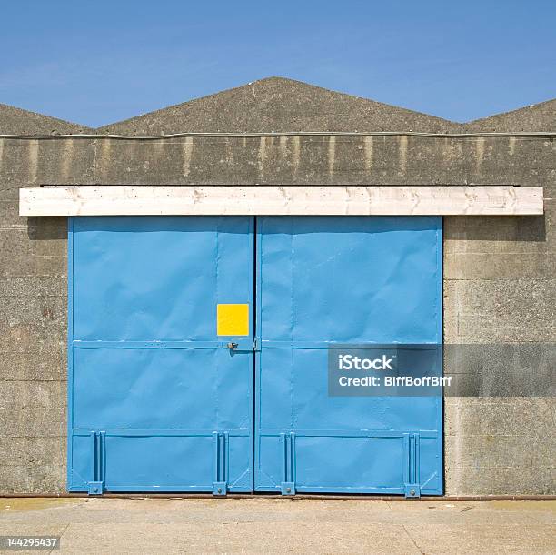 Foto de Portas Fechadas Azul e mais fotos de stock de Armazém - Armazém, Arquitetura, Azul