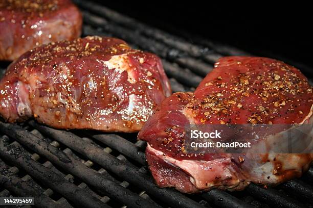 Bife No Churrasco - Fotografias de stock e mais imagens de Carne - Carne, Carne de Vaca, Chama