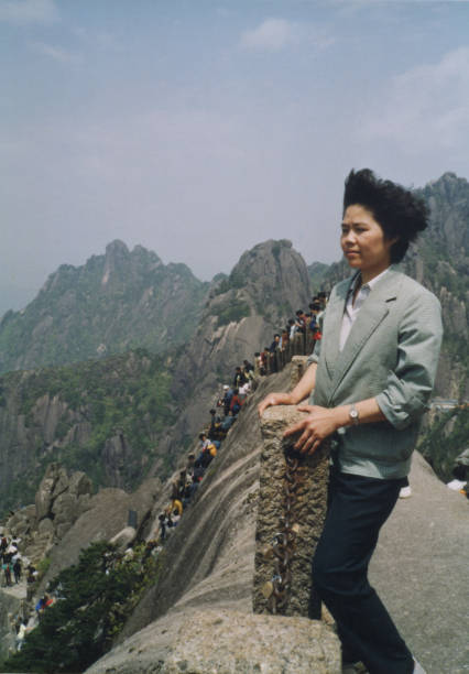 década de 1990 mujeres chinas foto antigua de la vida real - huangshan mountains fotografías e imágenes de stock