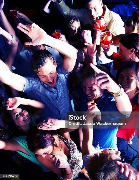 Multidão De Jovens Dançar - Fotografias de stock e mais imagens de Festa - Festa, Dançar, Homens