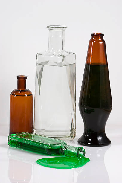 vintage bouteilles - toxic substance spilling pouring bottle photos et images de collection