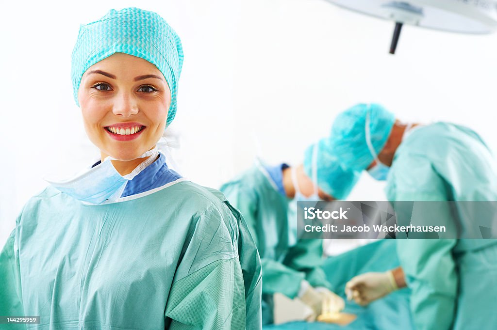 Close-up di un'infermiera sorridente - Foto stock royalty-free di Reparto assunzioni