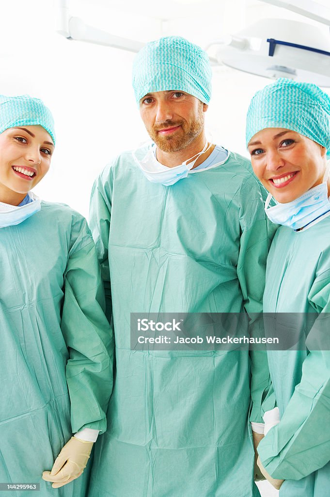 Мужской доктор с двух медсестер его - Стоковые фото 20-24 года роялти-фри