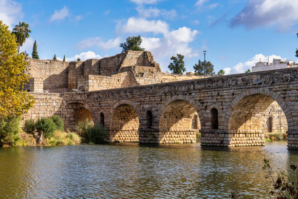 スペイン・メリダのアルカサバとのローマ橋 - alcazaba ストックフォトと画像