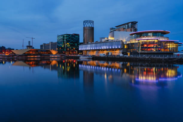 les bâtiments modernes de bbc media city dans la ville de manchester, en angleterre, le long de la baie de la rivière, sous un beau ciel crépusculaire. - bbc photos et images de collection
