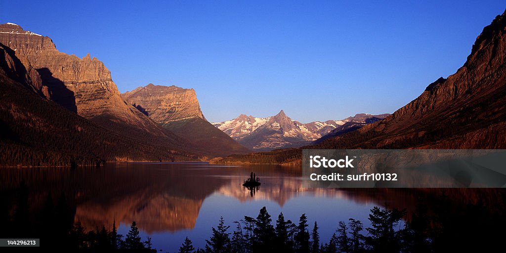 Saint Mary Lake, parque nacional de los Glaciares - Foto de stock de Montana libre de derechos