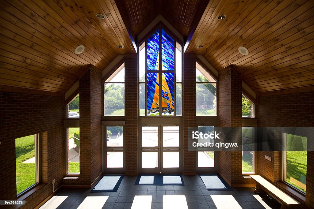 Moderne Kirche Lobby mit Buntglas - Lizenzfrei Kirche Stock-Foto