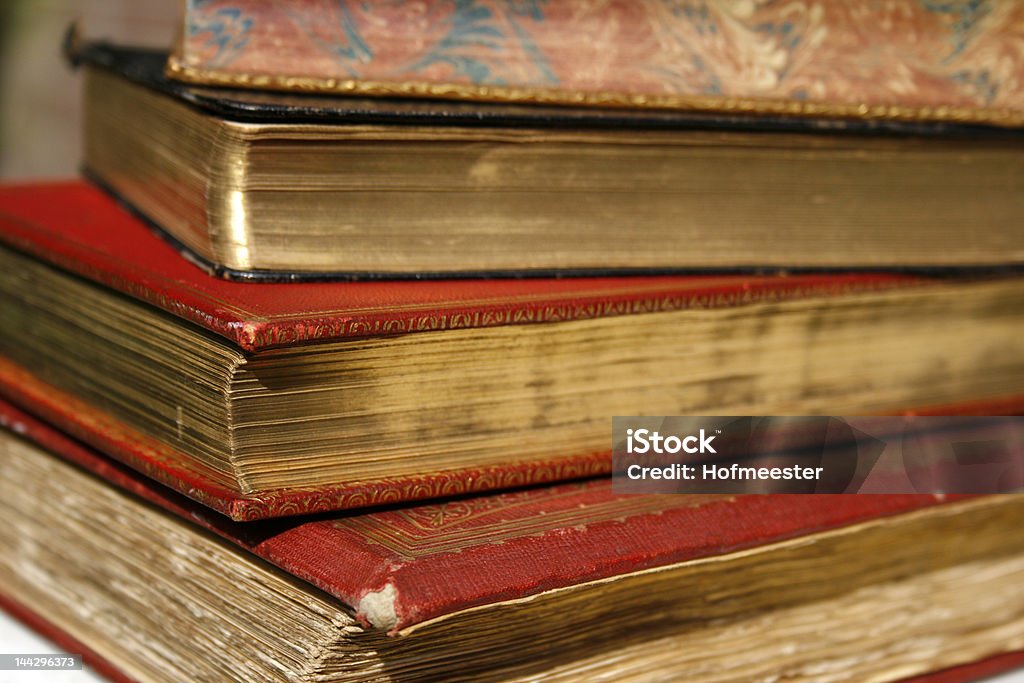 Libri antichi, con rivestimento dorato - Foto stock royalty-free di Antico - Condizione