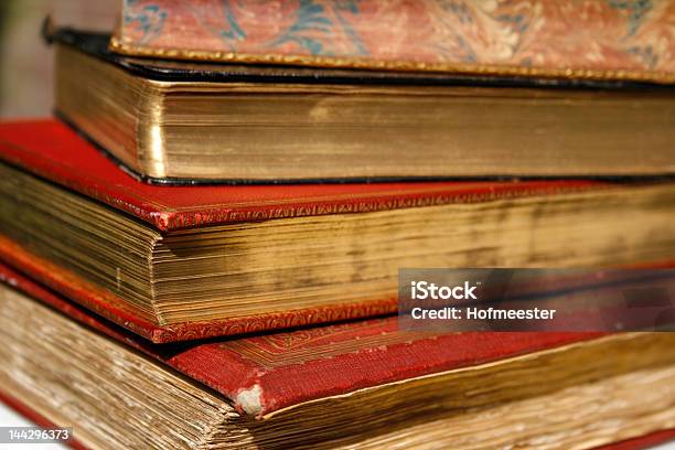 Libri Antichi Con Rivestimento Dorato - Fotografie stock e altre immagini di Antico - Condizione - Antico - Condizione, Antico - Vecchio stile, Arte