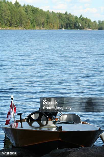 Foto de Verão No The Lake e mais fotos de stock de Bandeira - Bandeira, Bandeira Canadense, Barco a Motor