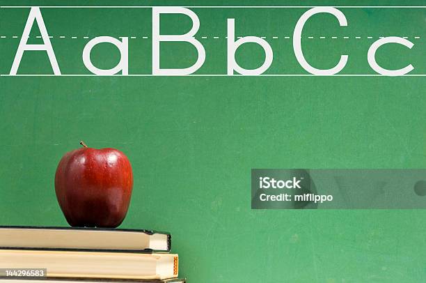 Libri Di Scuola E Chalkboard - Fotografie stock e altre immagini di Alfabeto - Alfabeto, Attrezzatura, Autunno