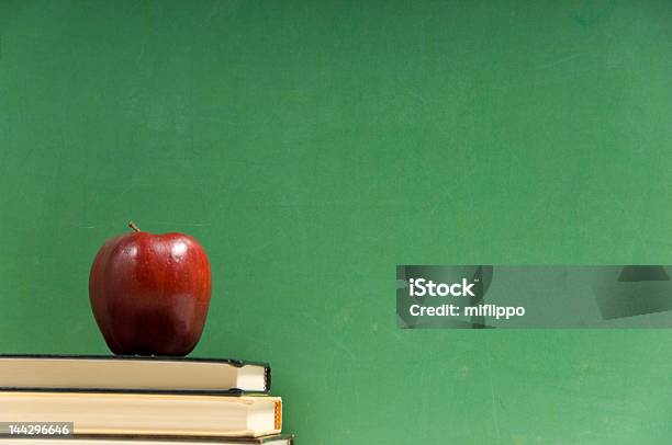School Chalkboard Libros Y Foto de stock y más banco de imágenes de Informe escolar - Informe escolar, Regalo, Apilar