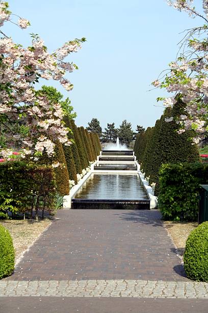 istock Keukenhof fountain 144296677