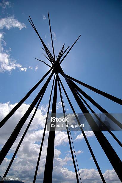 Tenda Postes - Fotografias de stock e mais imagens de Cultura Tribal da América do Norte - Cultura Tribal da América do Norte, Céu, Estaca