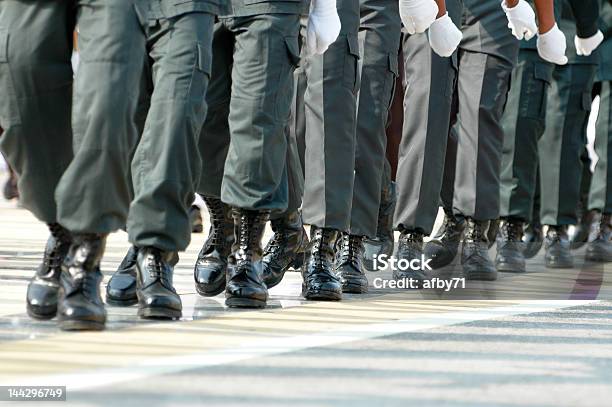 Marchando En Unision Foto de stock y más banco de imágenes de Actuación - Representación - Actuación - Representación, Andar, Bajo - Posición descriptiva