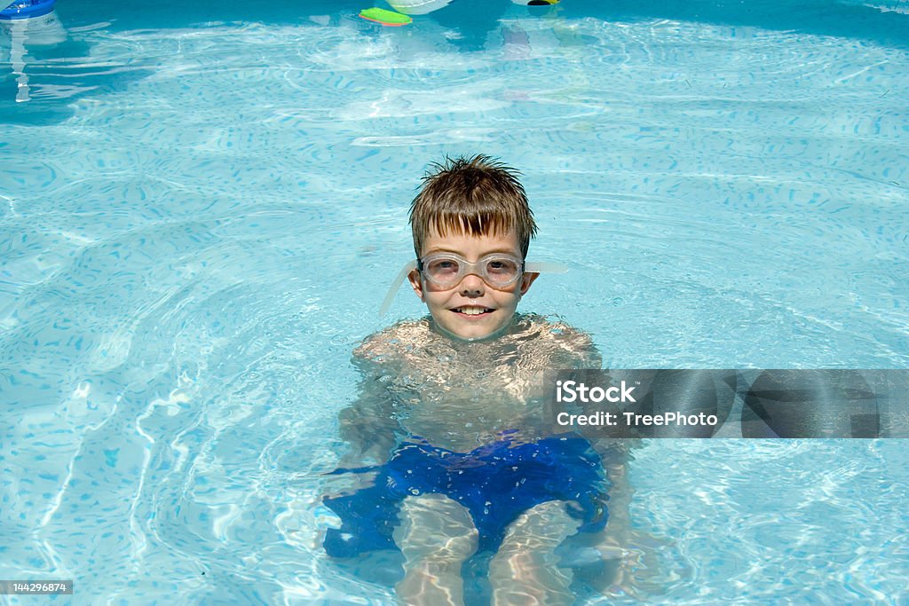 Garçon à lunettes de natation - Photo de Activité libre de droits