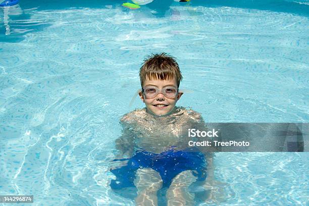 Photo libre de droit de Garçon À Lunettes De Natation banque d'images et plus d'images libres de droit de Activité - Activité, Bleu, Bonheur