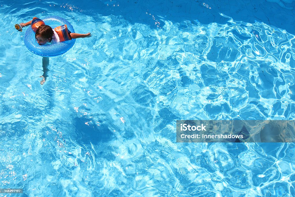 Jovem menina nadando - Foto de stock de Azul royalty-free