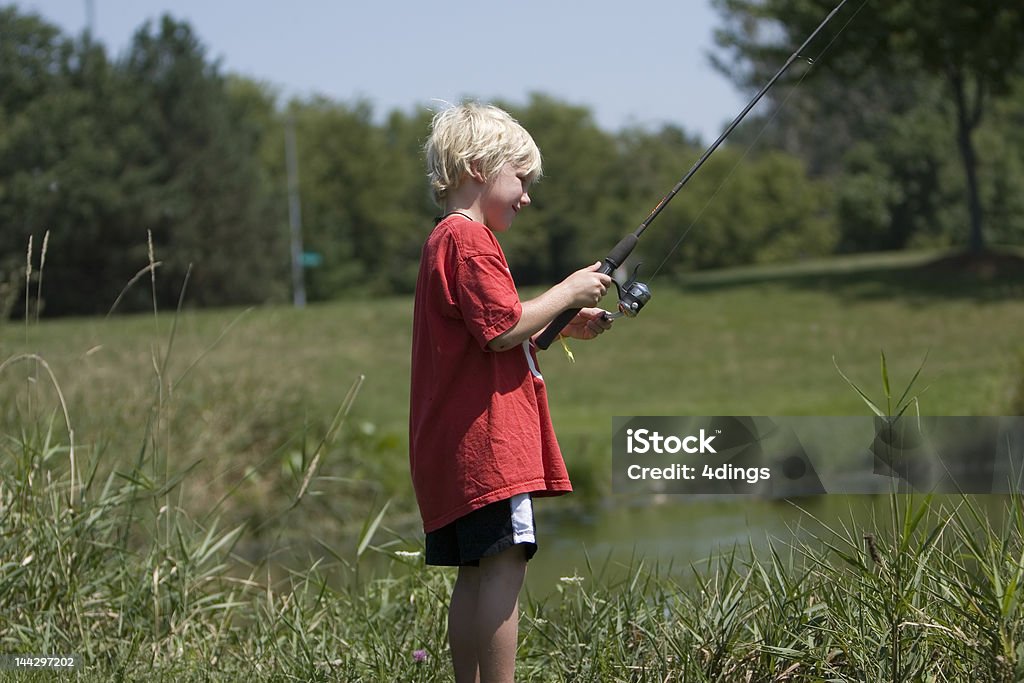 Мальчик рыбалка - Стоковые фото Берег озера роялти-фри