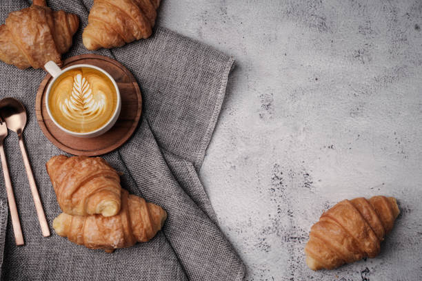 café aromatique du matin servi avec des croissants sucrés sur fond blanc vue de dessus, espace copieux. - snack coffee instant coffee cappuccino photos et images de collection