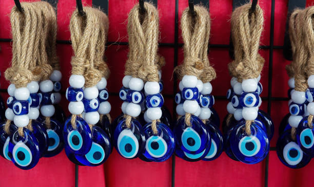 traditionelles türkisches amulett evil eye oder blaues auge (nazar boncugu). souvenir der türkei und traditionelles türkisches amulett - nazar boncugu stock-fotos und bilder
