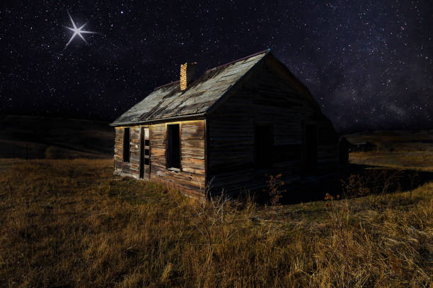 istock One bright light in the sky over a house 1442999754