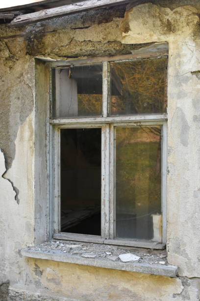 istock Old and damaged window frame on the building exterior 1443004914