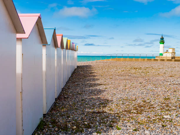 cabanes de bain colorées et phare sur la plage du treport, normandie, france - water wave sea tranquil scene photos et images de collection
