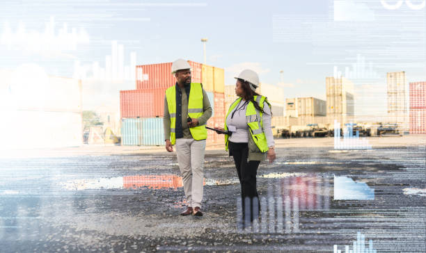 Business people, logistics and shipping, industry warehouse workers in container yard double exposure or analytics overlay. Industrial employee working in supply chain management for transportation gente de negocios, logística y envío, trabajadores de almacenes de la industria en el patio de contenedores de doble exposición o superposición analítica. empleado industrial que trabaja en la gestión de la cadena de suministro para el transporte