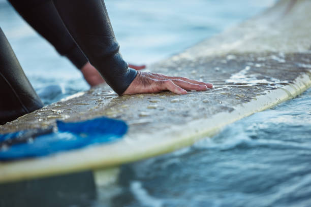 surf, surf océanique et main de l’homme sur planche de surf en eau de mer. fitness de sports nautiques d’été, mode de vie sain masculin et exercice de bien-être en plein air et vacances de voyage à la plage relaxantes à hawaii - senior adult surfing aging process sport photos et images de collection