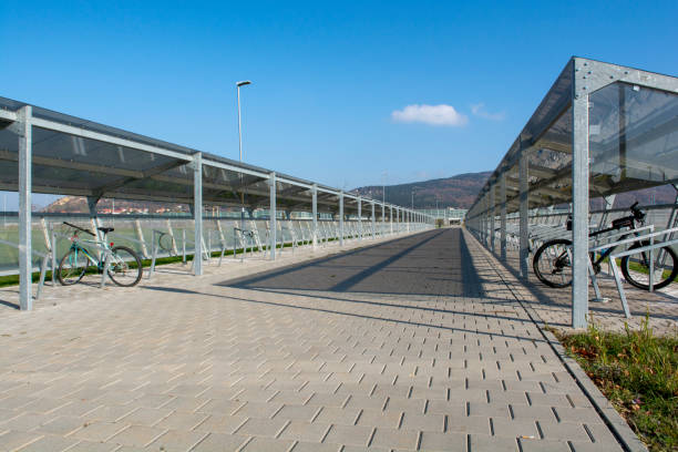 grand parking à vélos moderne à l’extérieur de la zone industrielle. - bicycle rack photos et images de collection