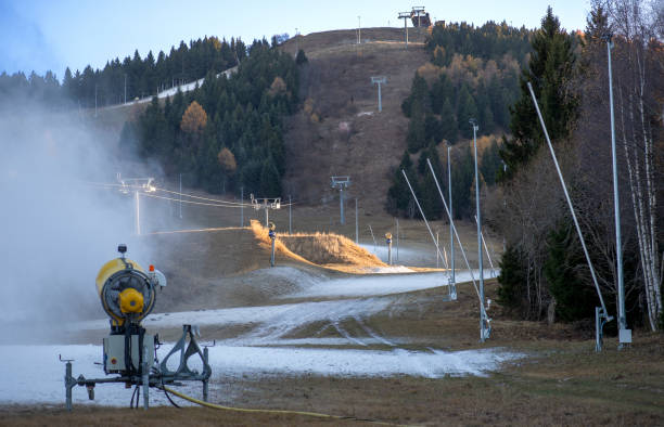 neve artificiale sulle piste da sci - fake snow foto e immagini stock