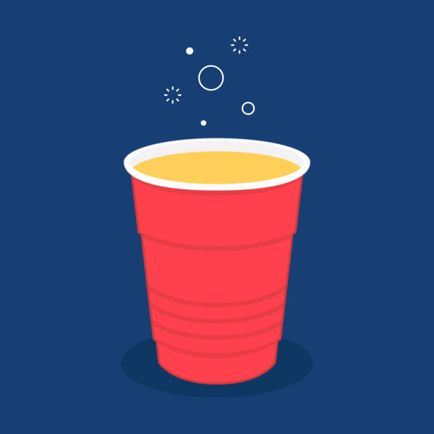 illustrations, cliparts, dessins animés et icônes de gobelets en plastique vecteur. gobelets en plastique red beer pong avec ballon. illustration vectorielle de jeu à boire traditionnel. - disposable cup red beer plastic