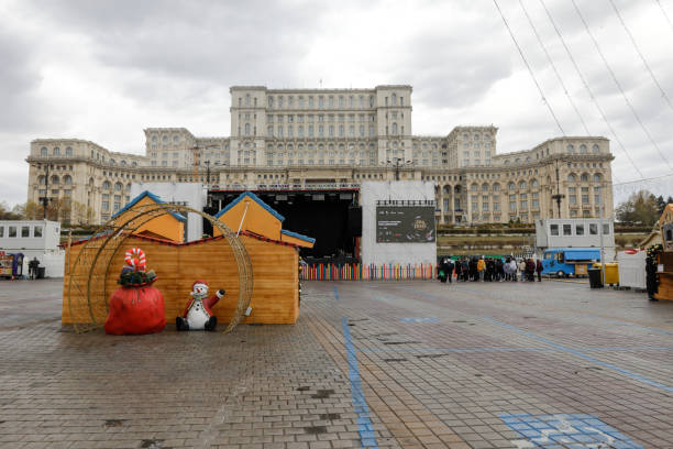 подробности с рождественского рынка в piata constitutiei (площадь конституции) в бухаресте. - constitutiei стоковые фото и изображения