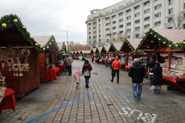 подробности с рождественского рынка в piata constitutiei (площадь конституции) в бухаресте. - constitutiei стоковые фото и изображения