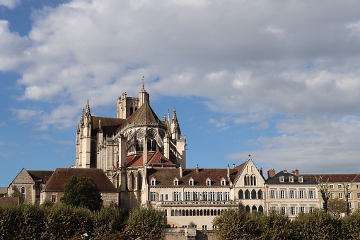 La cathédrale Saint Etienne surplombant la ville d’Auxerre en Bourgogne