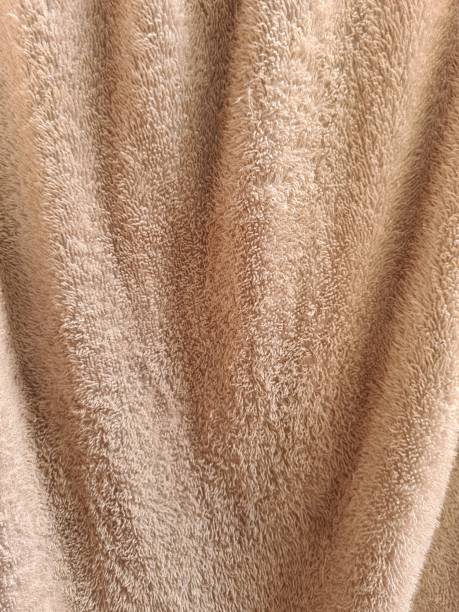 gros plan de la texture d’une serviette marron souple qui est parfaite pour créer des arrière-plans et des concepts - close to brown wool canvas photos et images de collection