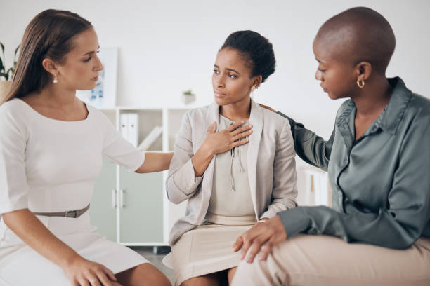 grupo de mulheres no trabalho, apoiar amigos durante o divórcio triste ou momento de luto durante o almoço. amigo mostra cuidado ouvindo mulheres com problemas de saúde mental, depressão ou estresse juntos enquanto no escrit�ório - failure relationship difficulties computer women - fotografias e filmes do acervo