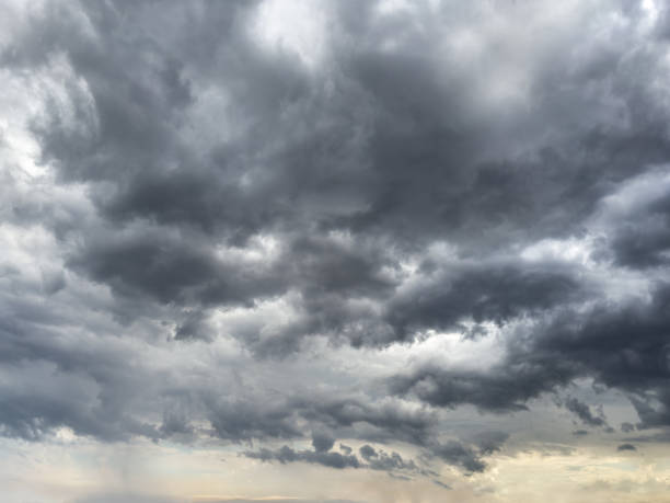 threatening dark clouds covering the sky - cumulonimbus imagens e fotografias de stock