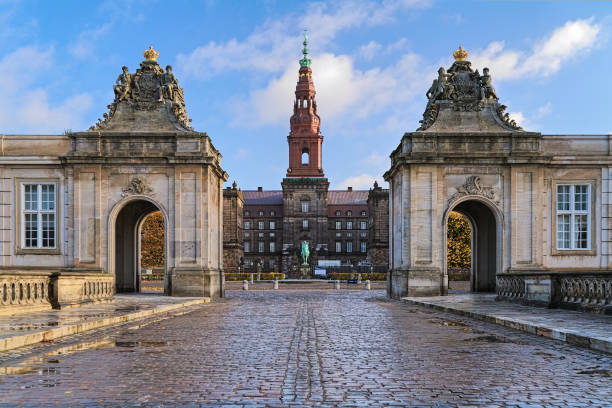 christiansborg palace in november morning in copenhagen, denmark - palace gate imagens e fotografias de stock